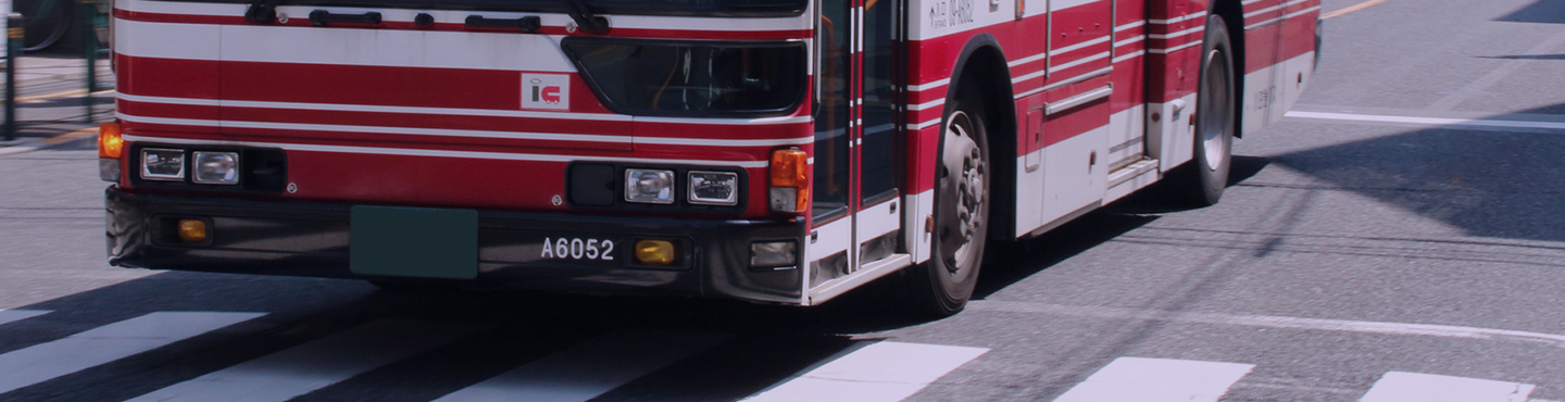 走るバスのイメージ画像