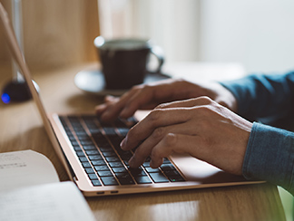 PCを操作する手元のイメージ画像