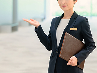 ご案内をする係員のイメージ画像