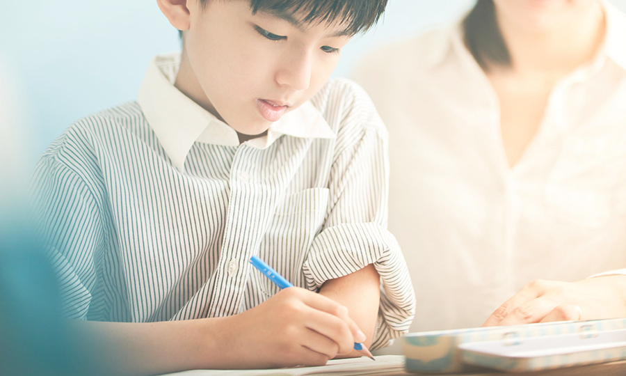 書き物をする子供のイメージ画像