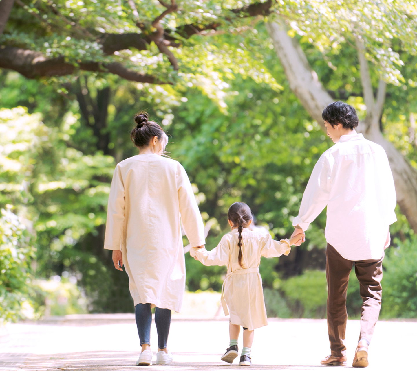 緑の中を歩く親子のイメージ画像
