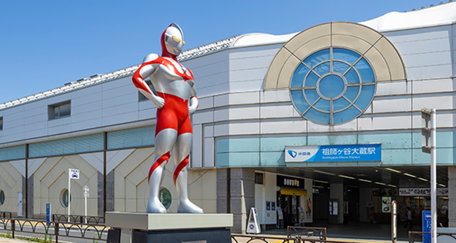 ウルトラマンのモニュメントと駅入り口の写真