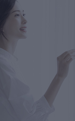 居室で遊ぶ乳児のイメージ画像