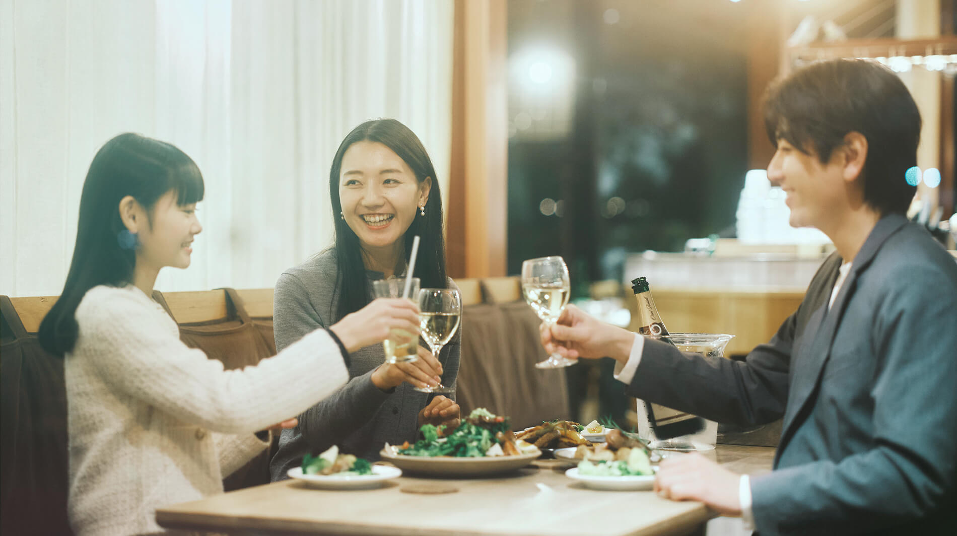 EAT GOOD PLACEで食事をする家族