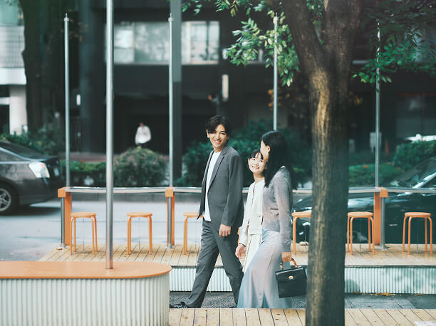 グリーン大通りを歩く家族