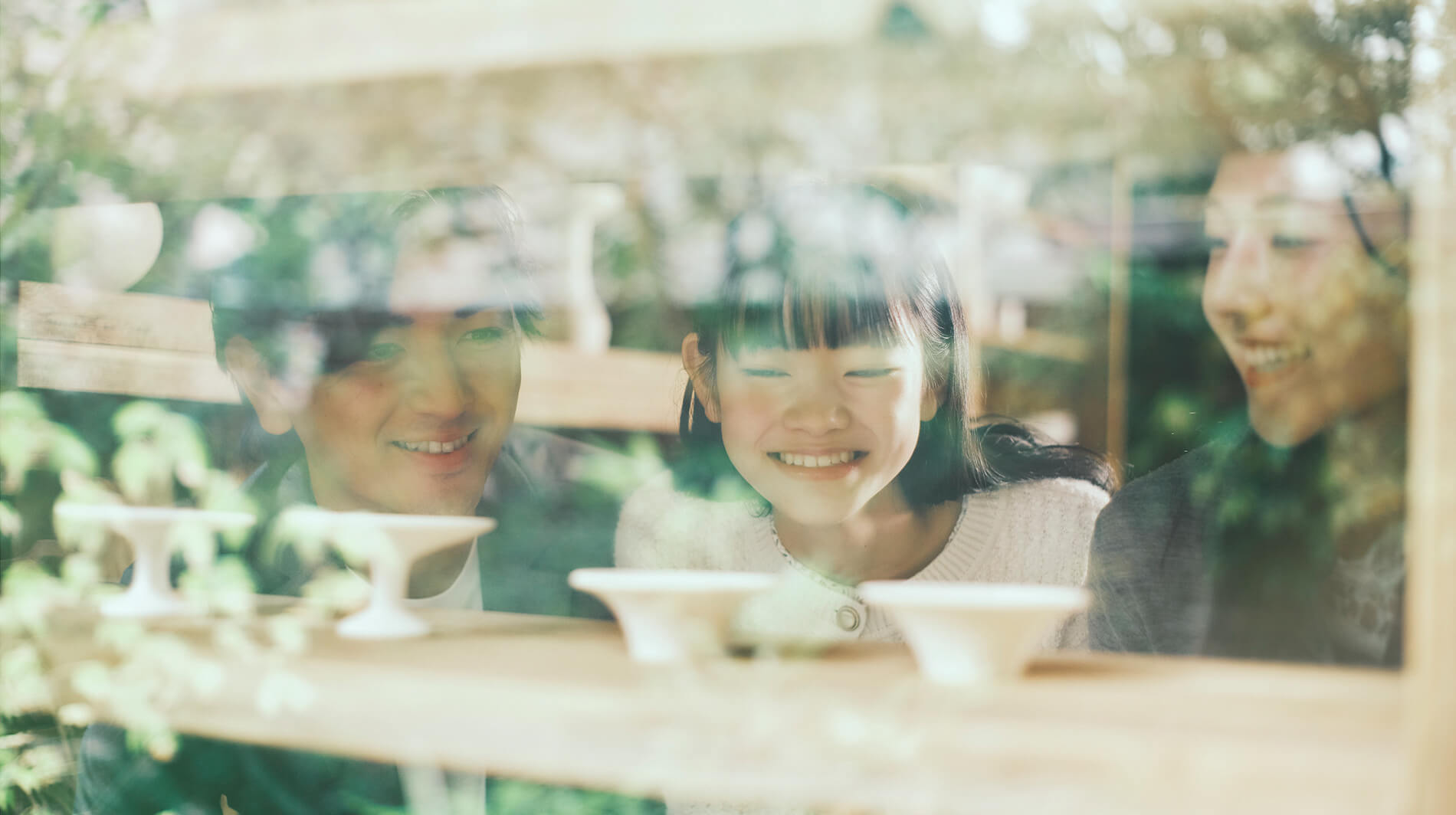 うつわ base FUUROで工芸品を見る家族