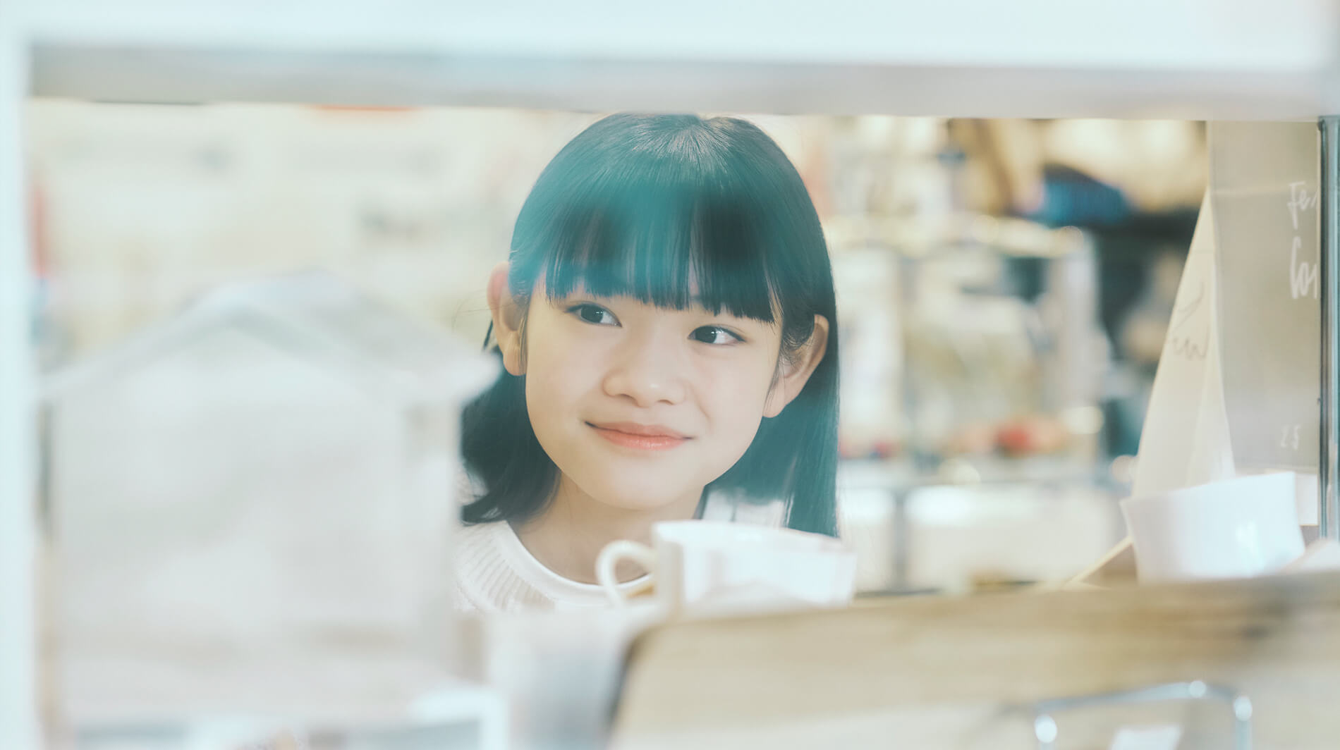 東京芸術劇場・シアターアートショップで商品を見る少女