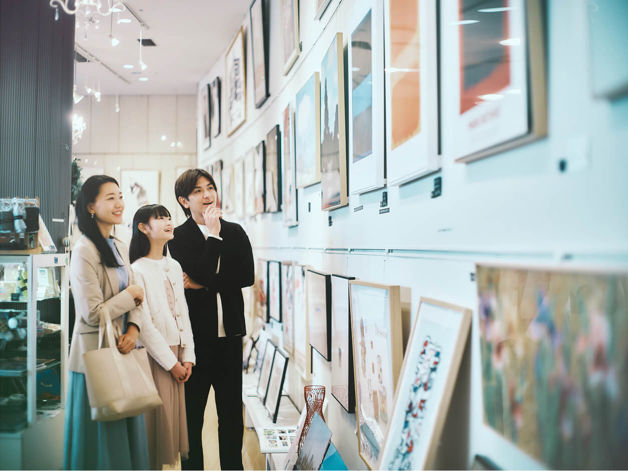 東京芸術劇場・シアターアートショップで絵画を見る家族