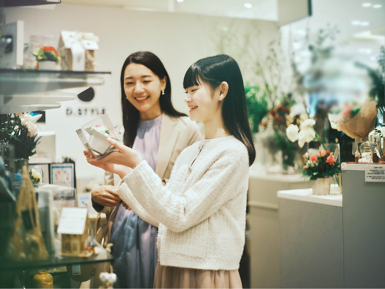 D.STYLE flowersで買い物をする女性二人