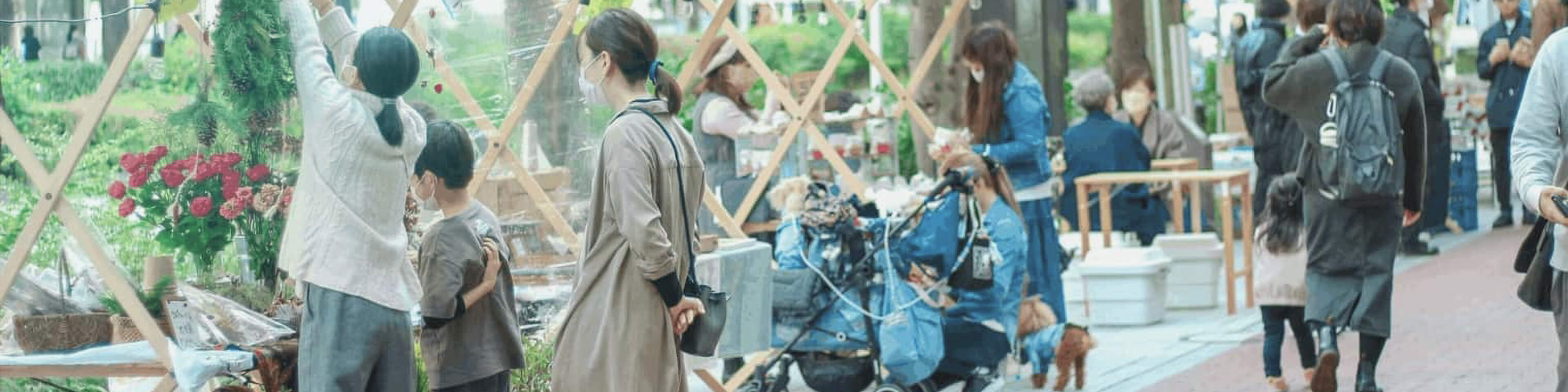 路上にお店が並んでおり買い物をしている