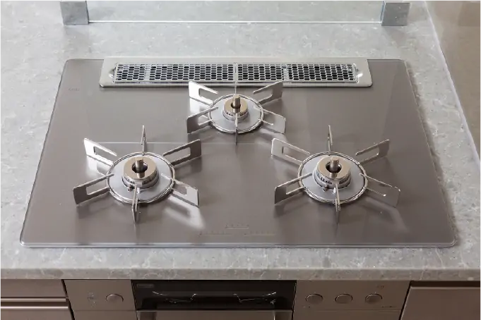 掃除も容易なガラストップのガスコンロ