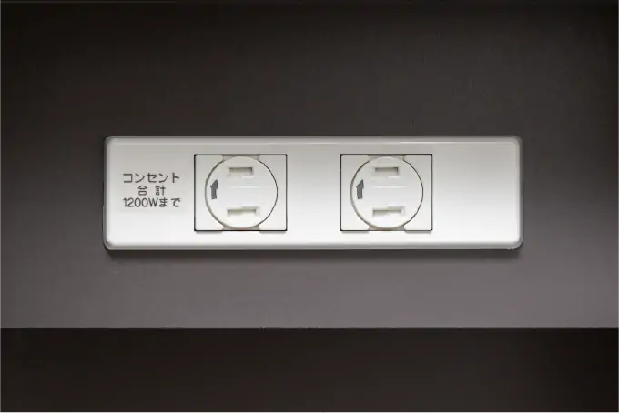 三面鏡裏コンセント