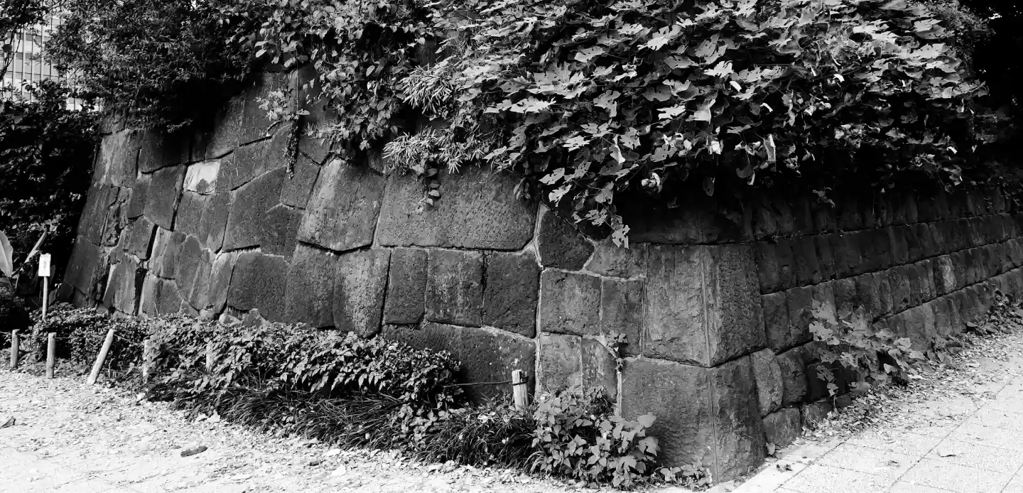 四谷見附門跡の石垣（徒歩5分/約390m）