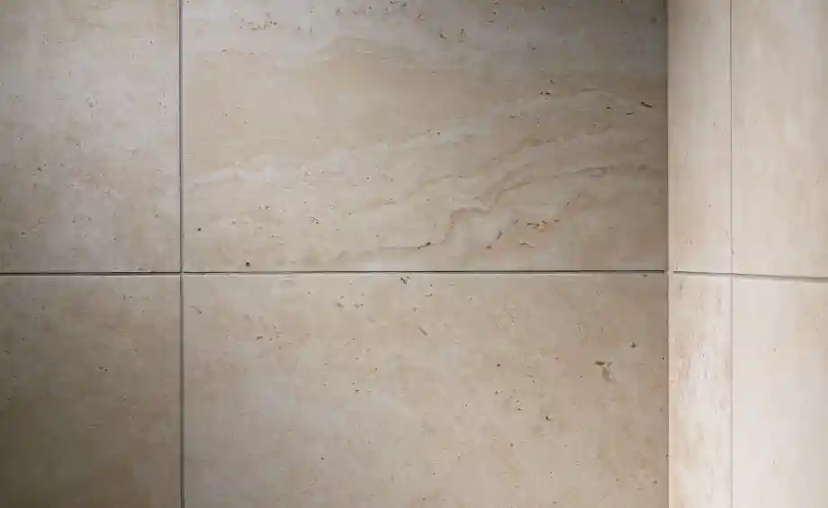 タイル貼りの浴室