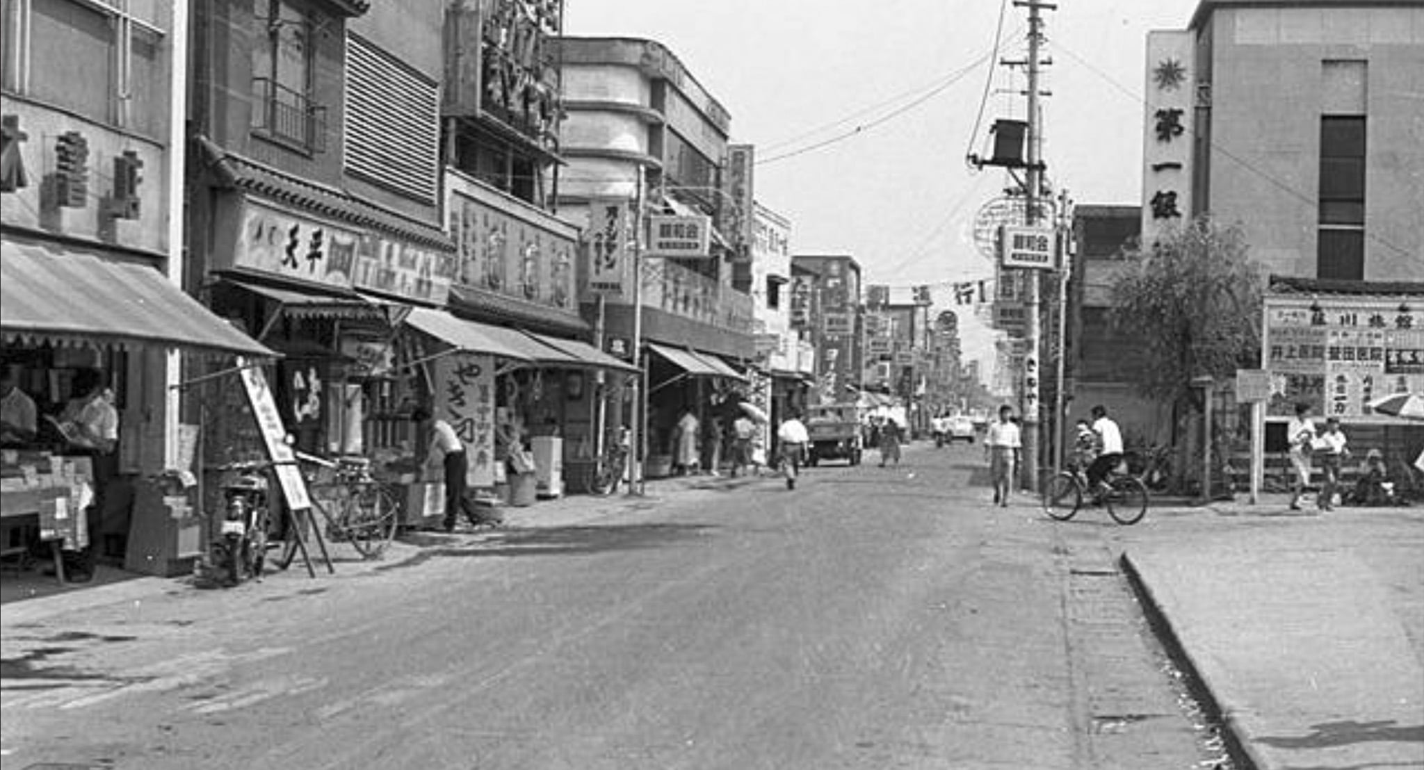 平井駅前通り／昭和30年代（所蔵：江戸川区郷土資料室）