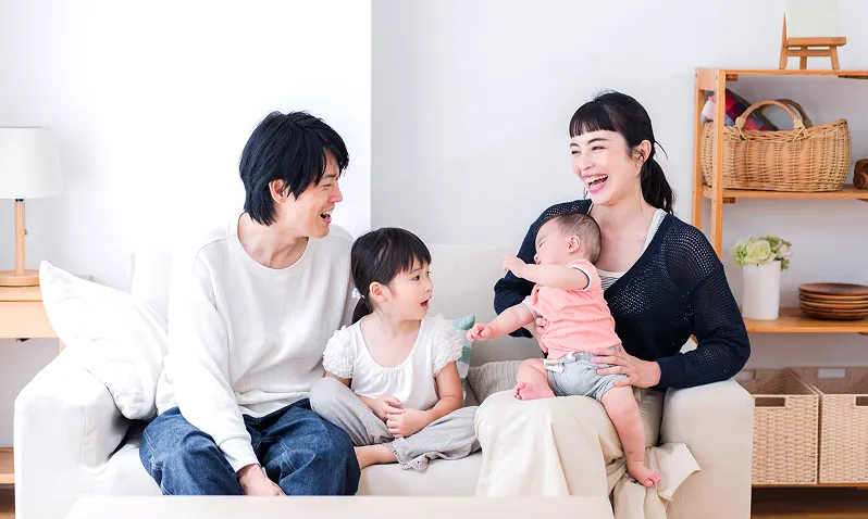 ソファに座る4人家族