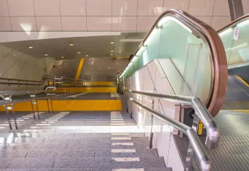 駅のエスカレーター