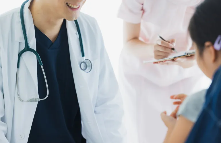 診察をする医者