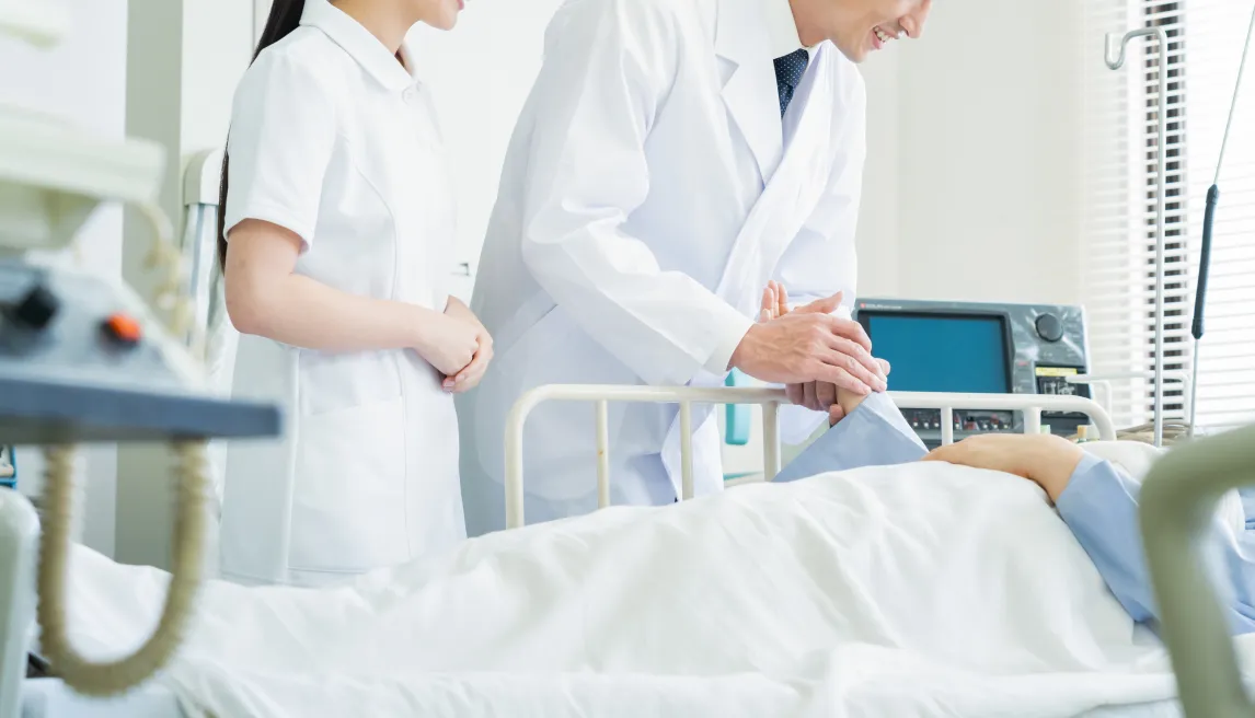 病院で診察している様子