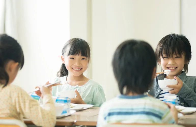 給食を食べる子どもたち