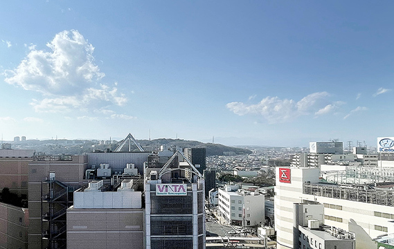 現地より15階相当の高さから西方向を望む眺望写真（2026年2月撮影）