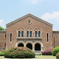 一橋大学（徒歩15〜20分/約1,160〜1,550m）※提供写真