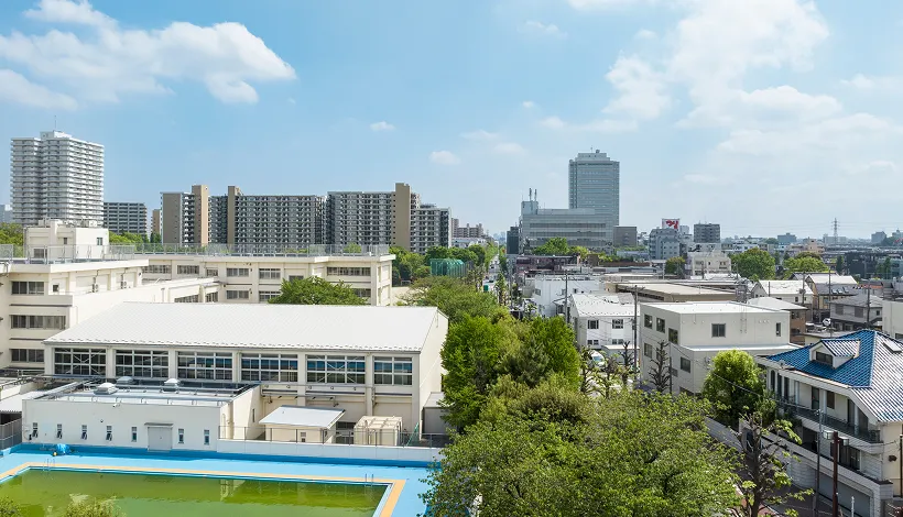 Bタイプ（6階）から南方向の眺望で、光が丘第一中学校や通りが見えます