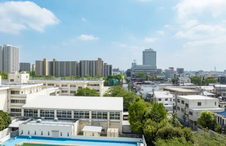 青空の下に広がる街並み