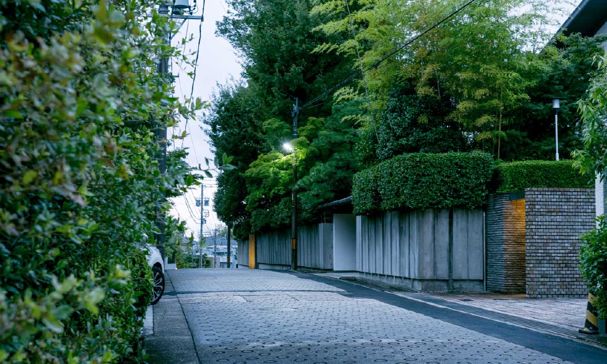 現地周辺の街並み（徒歩8分／約620m）