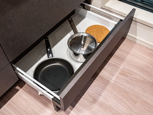 フロアストッカー（巾木収納）