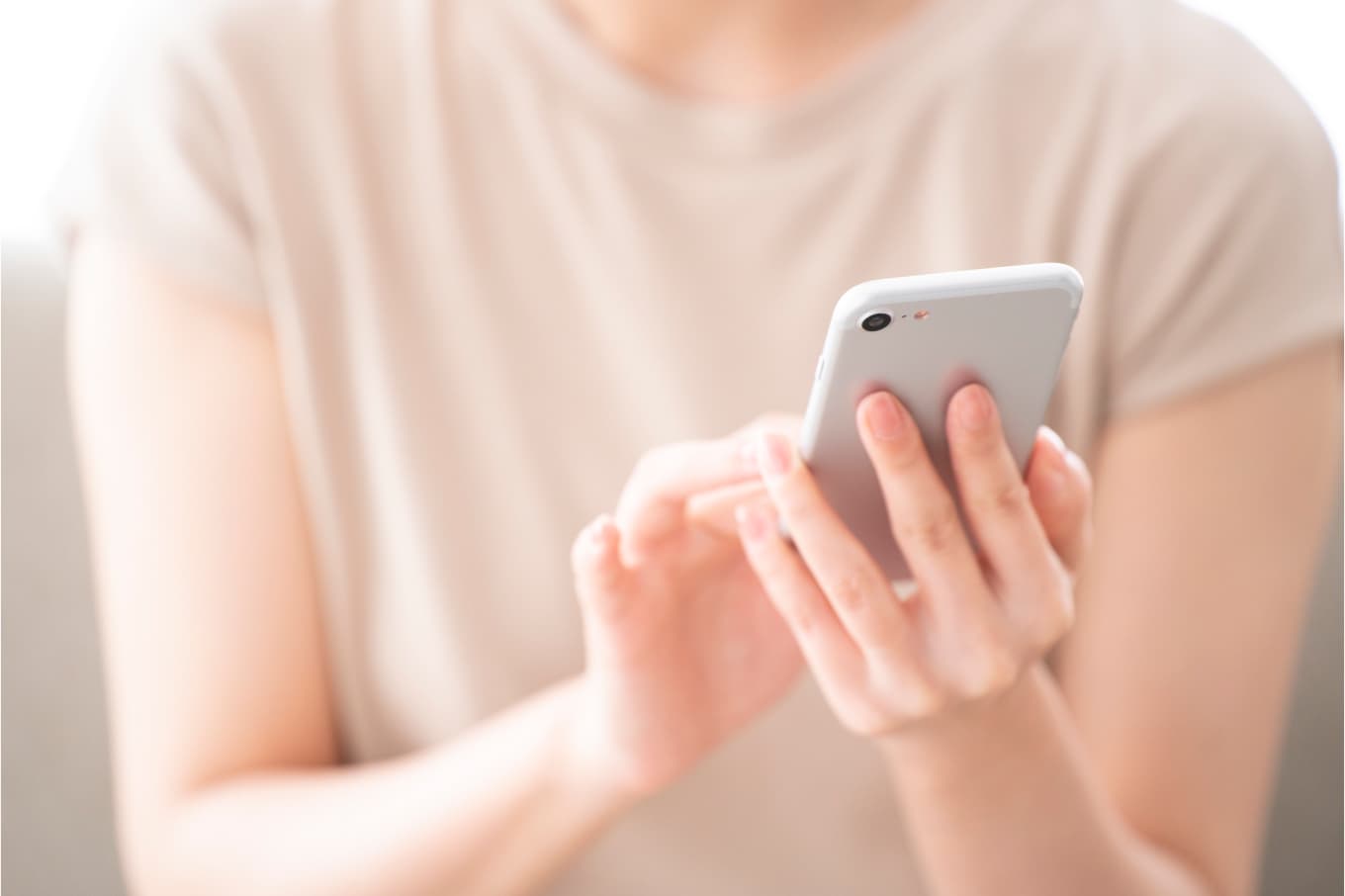 スマートフォンを操作する人のイメージフォト