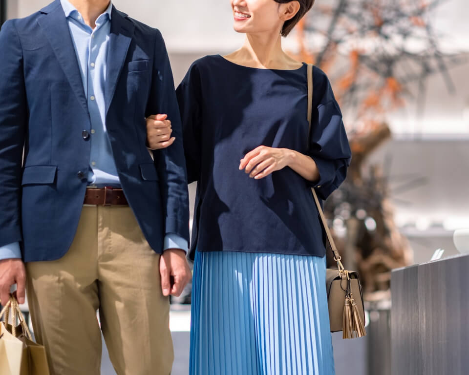 ショッピングをしている男女