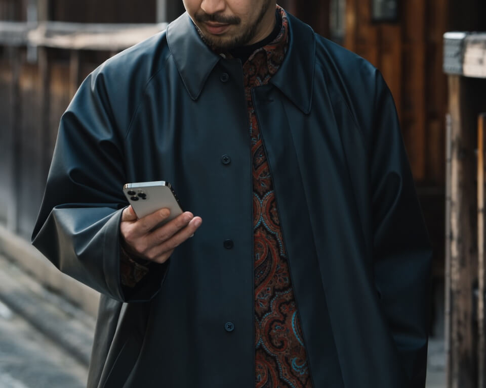 男性がスマートフォンを見ている