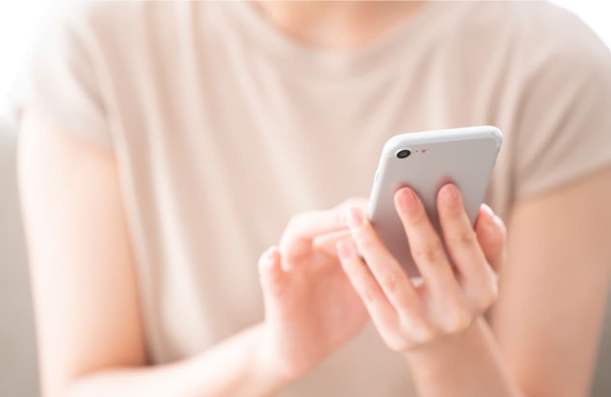 スマートフォンを操作している