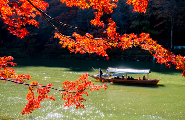 船と紅葉