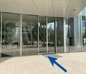 2階に上ったあとに見えるオフィスの入り口。