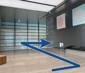 エスカレーターを上がった後にある広いロビー