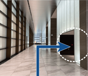 右を曲がってすぐ手前にある、エレベーターホールの入り口