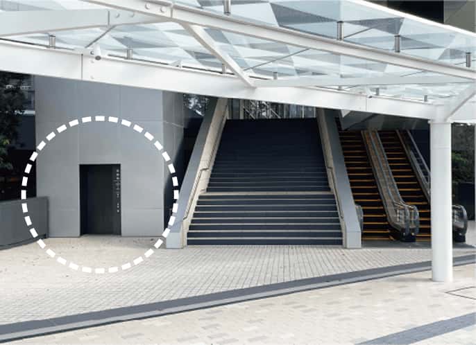 オフィスエントランスの入り口。正面に階段があり、その左にエレベーターがあります。