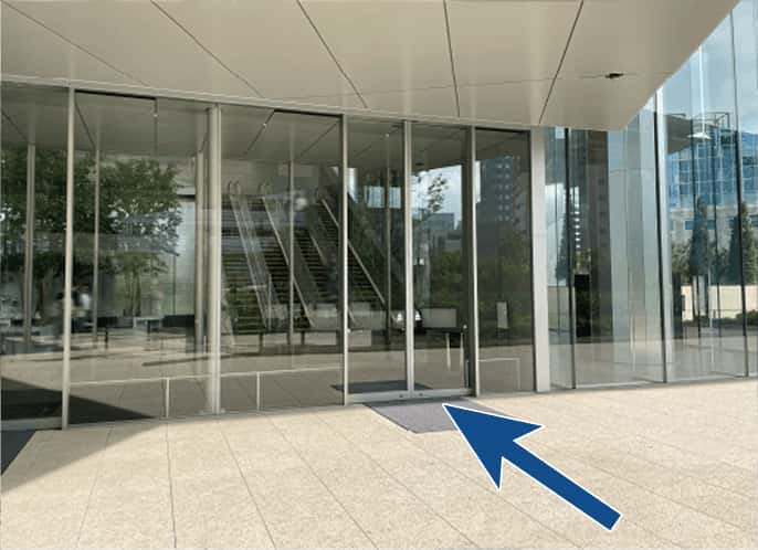 オフィスエントランス2階、正面の入り口手前