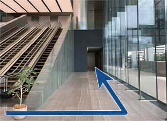 四つエスカレーターが並んでおり、それよりも右側に通路があります。