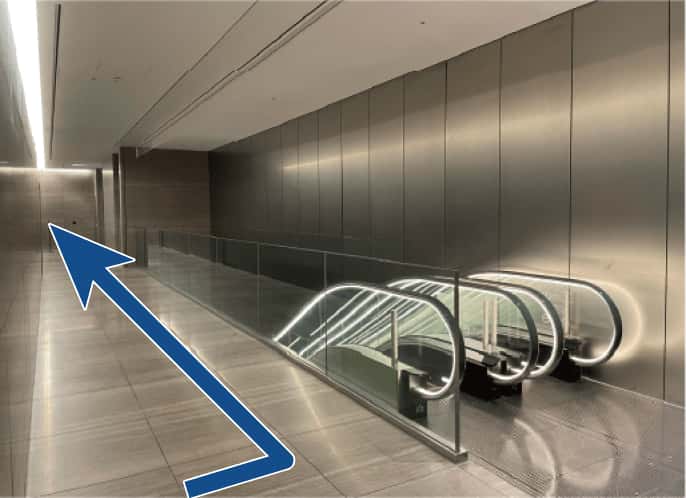 突き当たりにあるエスカレーター