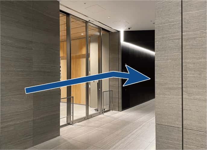 左手にガラスの扉、右にエレベーターの入り口があります。