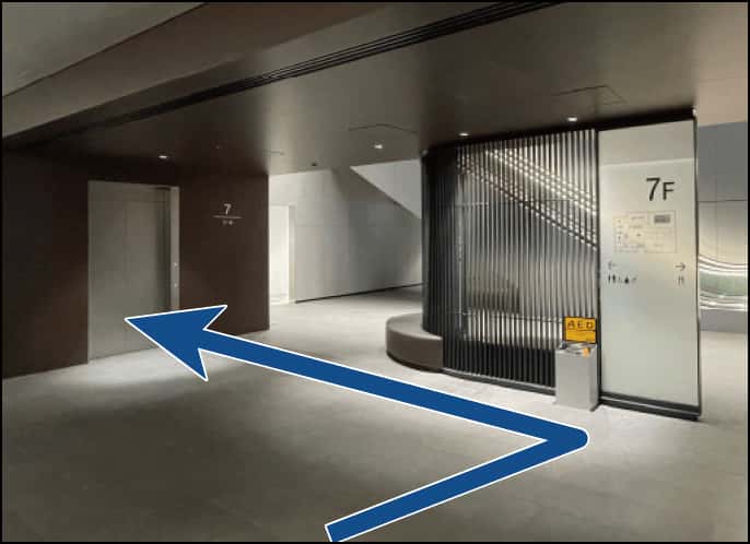 降りてすぐ、左手にエレベーターの入り口があります。