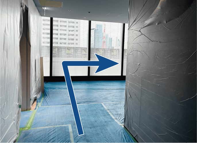 突き当たりに大きな窓ガラスが見えます。