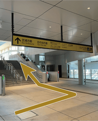 南改札の、外へ出る登り階段の手前