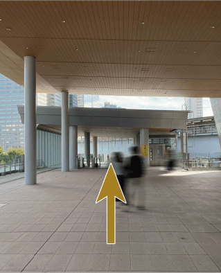 正面にエスカレーターと階段、それよりも右側にはエレベーターがあります。