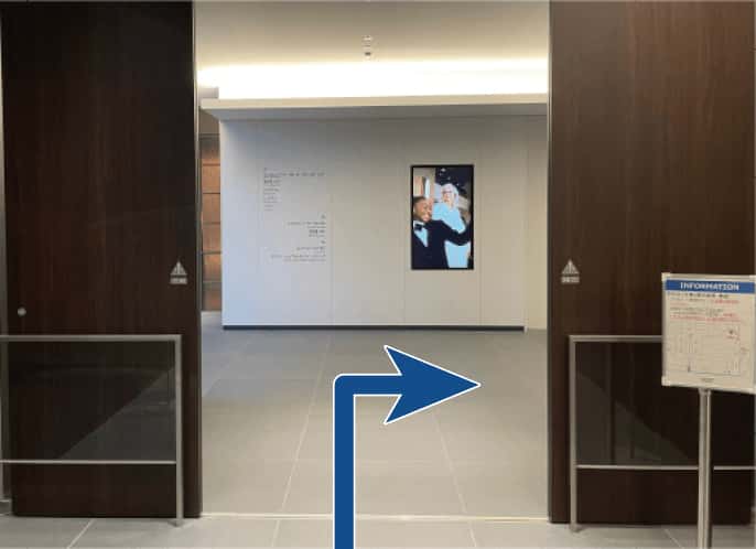 自動ドアの手前