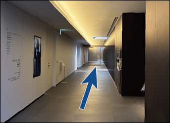 奥に自動ドアが見えます。