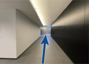 自動ドアのさらに奥にある突き当たり